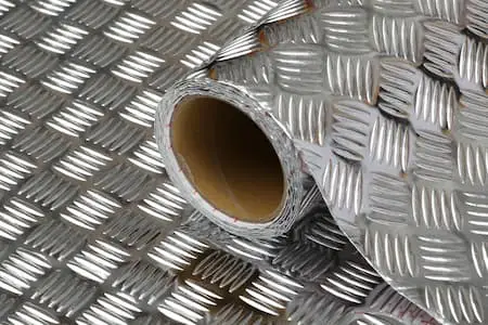 نمای نزدیک از الگوی آج لوزی روی ورق فولادی