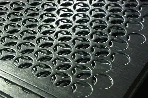 نصب ورق پانچ در نمای ساختمان اداری